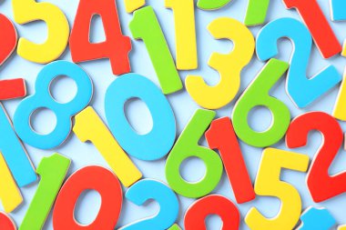 Açık mavi zemin üzerinde renkli sayılar, düz yatıyordu