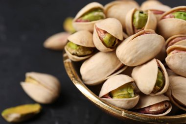 Lezzetli fıstıklar siyah masada, yakın plan.