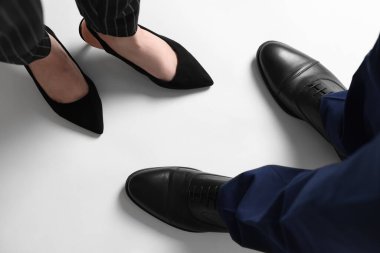 Beyaz arka planda iş kadını ve işadamı.