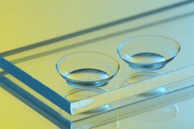 Ayna yüzeyinde bir çift kontakt lens, yakın plan.