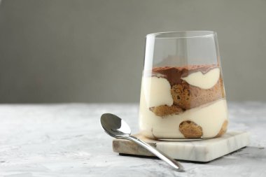 Cam ve kaşıkla enfes tiramisu gri desenli masa, metin için yer.