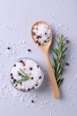 Biberli tuz kasede, kaşıkta ve biberiyede ışık masasında, düz yerde.