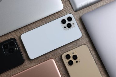 Ahşap masanın üzerinde bir sürü modern alet vardı.