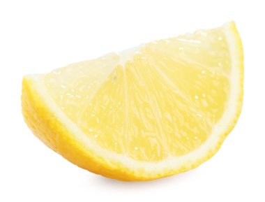 Limon dilimi beyaza izole edilmiş. Citrus meyvesi.