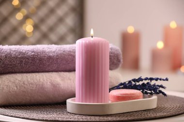 Masada farklı spa ürünleri olan güzel bir kompozisyon.