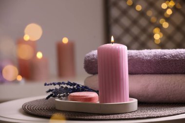 Bulanık ışıklara karşı farklı spa ürünleriyle güzel bir kompozisyon
