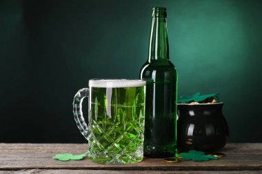 St. Patrick 'in gündüz partisi. Yeşil bira, leprikon altın küpü ve ahşap masa üzerindeki dekoratif yonca yaprakları.