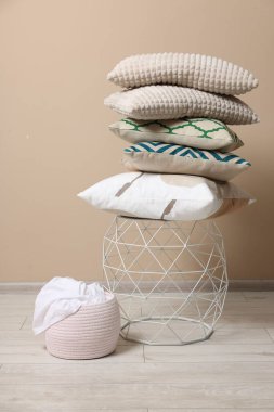 İçerideki küçük masada yumuşak yastık yığını.