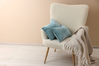 İçerideki koltukta yumuşak mavi yastıklar ve battaniye. Metin için boşluk