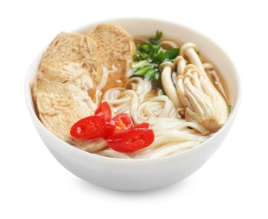 Beyaza izole edilmiş kasede et ve mantarlı lezzetli ramen. Erişte çorbası.