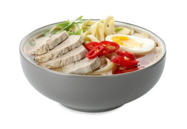 Beyaza izole edilmiş kasedeki lezzetli ramen. Erişte çorbası.