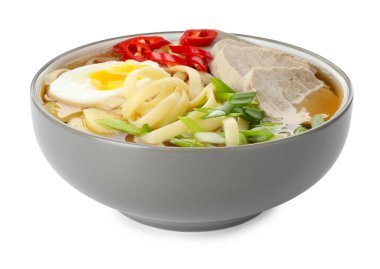 Beyaza izole edilmiş kasedeki lezzetli ramen. Erişte çorbası.