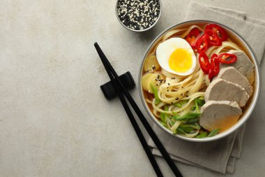 Hafif desenli masada servis edilen ramen tabağındaki leziz ramen, yazı için yeri olan düz. Erişte çorbası.