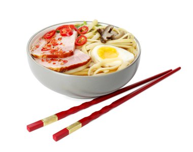 Kasede lezzetli ramen ve beyaza ayrılmış çubuklar. Erişte çorbası.