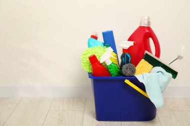 Kapalı alanda kovadaki farklı temizlik ürünleri, metin için yer