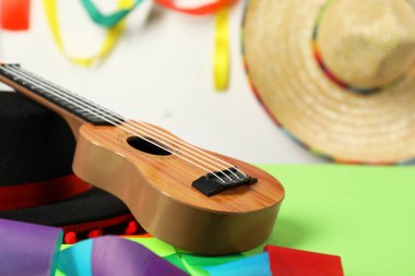 Siyah Flamenko şapka ve ukulele yeşil masada, yakın plan. Metin için boşluk