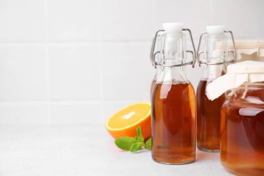 Lezzetli kombu çayı, portakal ve nane, beyaz masa, metin için yer