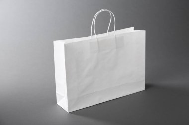 Gri arka planda beyaz bir kese kağıdı. Tasarım için model