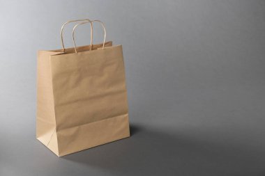 Gri arkaplanda bir kese kağıdı, mesaj için boşluk. Tasarım için model