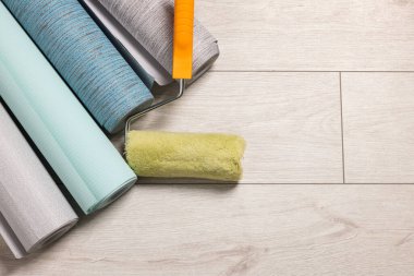 Zeminde farklı duvar kâğıdı ruloları ve silindirler var. Metin için boşluk