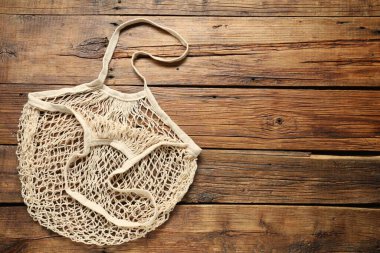 İp torbası ahşap arka planda, üst manzara. Metin için boşluk