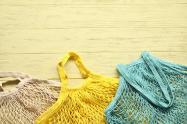 Sarı ahşap arka planda ip torbaları, üst manzara. Metin için boşluk