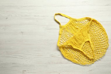 Beyaz ahşap arka planda ip torbası, üst manzara. Metin için boşluk