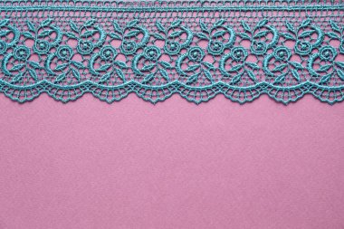 Mor arka planda yeşil dantel, üst manzara. Metin için boşluk