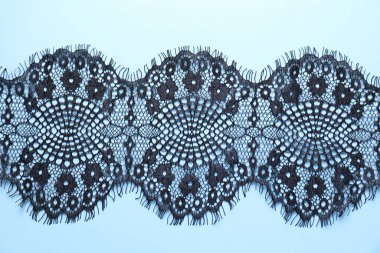 Açık mavi arkaplanda siyah dantel, üst görünüm