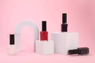 Pembe arka planda ojelerin şık sunumu