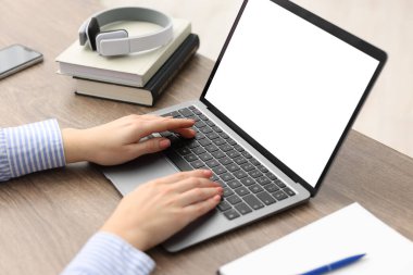 E-öğrenme. Çevrimiçi ders sırasında dizüstü bilgisayar kullanan kadın, kapalı çekim