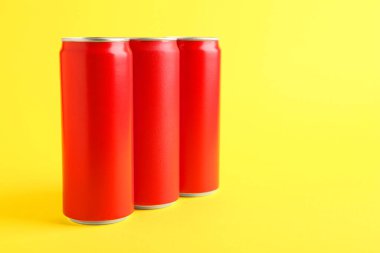 Sarı arka planda kırmızı kutularda enerji içecekleri, metin için boşluk