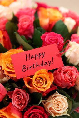 Bir buket güzel gül ve mutlu yıllar kartı, yakın plan.