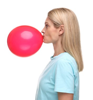 Beyaz arka planda balon şişiren kadın