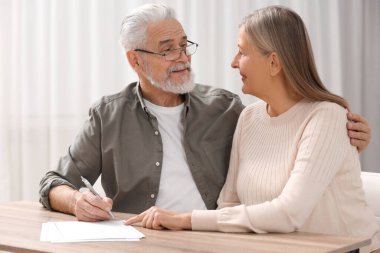 Üst düzey çift içeride son arzusunu ve vasiyetini imzalıyor.