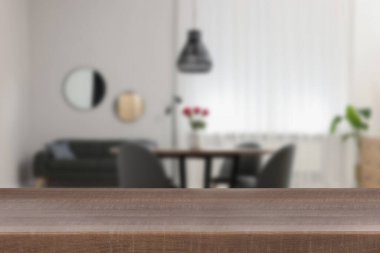 Yemek odasındaki boş ahşap masa. Tasarım için boşluk