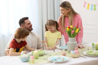 Mutlu aile Paskalya 'yı servis masasında kutluyor.