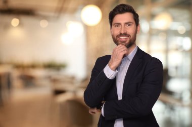 Bulanık arkaplanda başarılı bir avukat, metin için boşluk