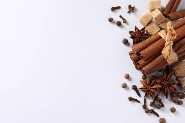 Beyaz masadaki farklı baharatlar, düz yatış. Metin için boşluk