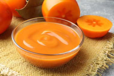 Cam kasede nefis hurma reçeli ve masada taze meyve, yakın plan.