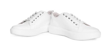 Beyazlar üzerinde izole edilmiş şık spor ayakkabılar.