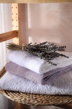 İçerideki raflarda yumuşak havlular ve lavantalar var.