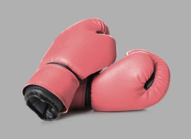 Göğüs kanseri farkındalığı. Gri arkaplanda pembe boks eldivenleri