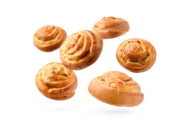 Tatlı çörekler. Beyaz arka plana düşen kuru üzümlü lezzetli börekler.