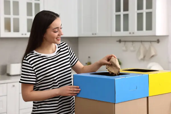 Clasificación Basura Mujer Sonriente Arrojando Papel Arrugado Caja Cartón Cocina — Foto de Stock