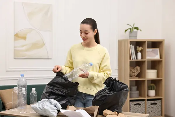 Lächelnde Frau Mit Plastiktüte Trennt Müll Zimmer — Stockfoto