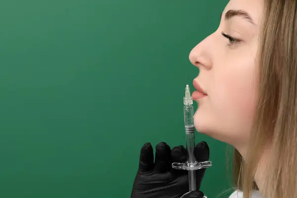 Kosmetolog Injekční Stříkačkou Zeleném Pozadí Detailní Záběr Mezera Pro Text — Stock fotografie
