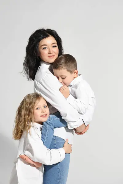 Bambini Piccoli Con Madre Sfondo Bianco — Foto Stock