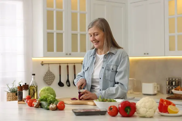 Lycklig Kvinna Skär Lök Vid Bordet Köket — Stockfoto