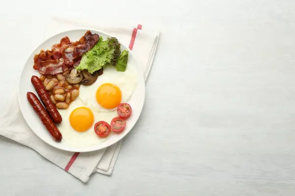 Leckeres Frühstück Mit Sonnigen Eiern Auf Weißem Tisch Draufsicht Raum — Stockfoto